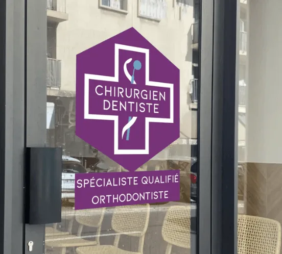 vitrophanie chirurgien dentiste avec spécialité